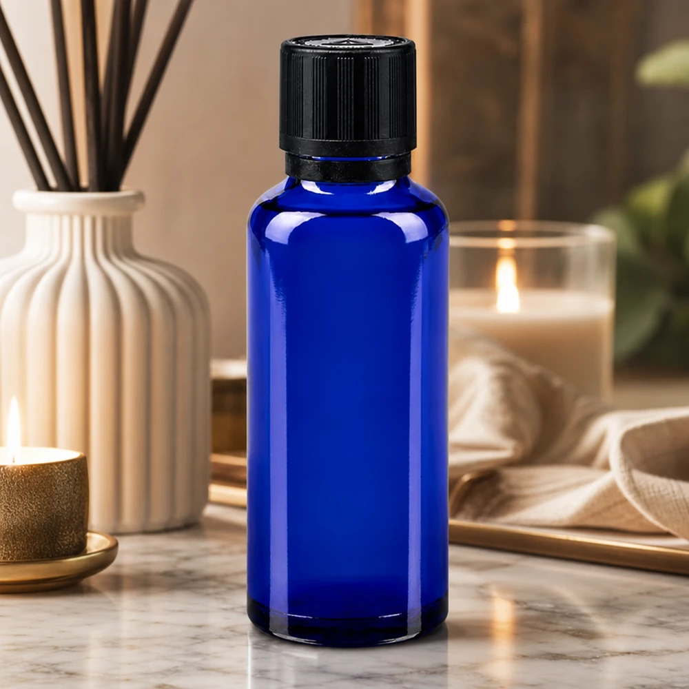 Apothekenflasche blau 30ml Tropfer Giessring 1mm schwarz Kindersicherung Blindenwarnsymbol Originalitätsverschluss Blaue 30ml Tropfflasche aus Glas mit 1mm Einsatz und schwarzem KiSi-Verschluss Seitenansicht