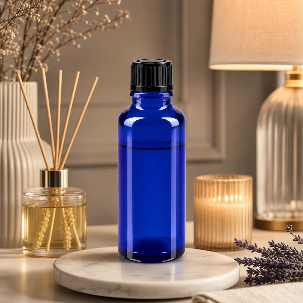 Apothekenflasche blau 30ml Tropfverschluss 1mm schwarz Standard Dunkelblaue Pharmaflasche 30ml mit schwarzem Verschluss in elegantem Wellness-Ambiente