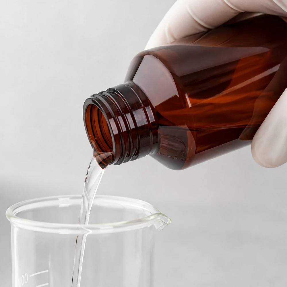 Abfüllprozess mit brauner lichtgeschützter 100ml PET Flasche und Laborglasgefäß
