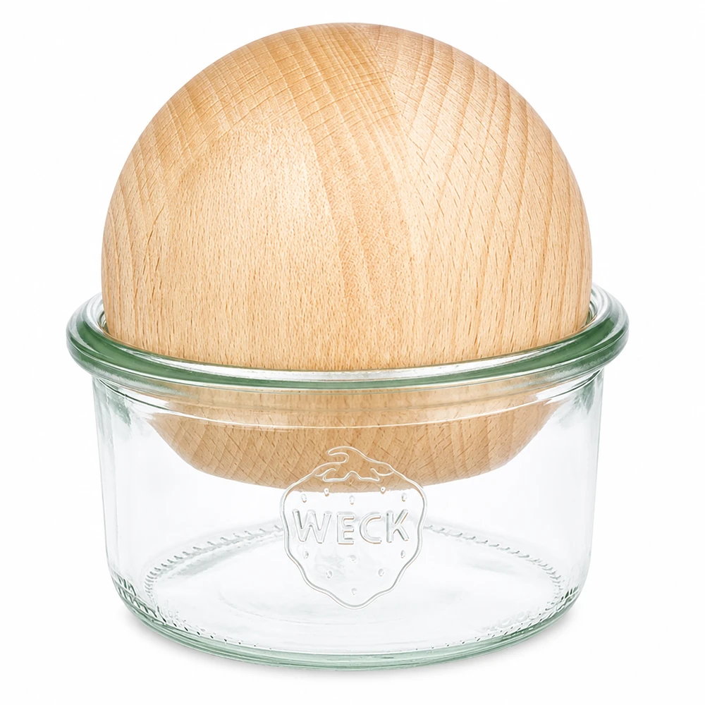 165ml Sturzglas WECK RR80 mit Holzkugel Buche WECK Sturzglas 165ml RR80 mit Buchenkugel Holzdeckel aus Naturholz auf weißem Hintergrund