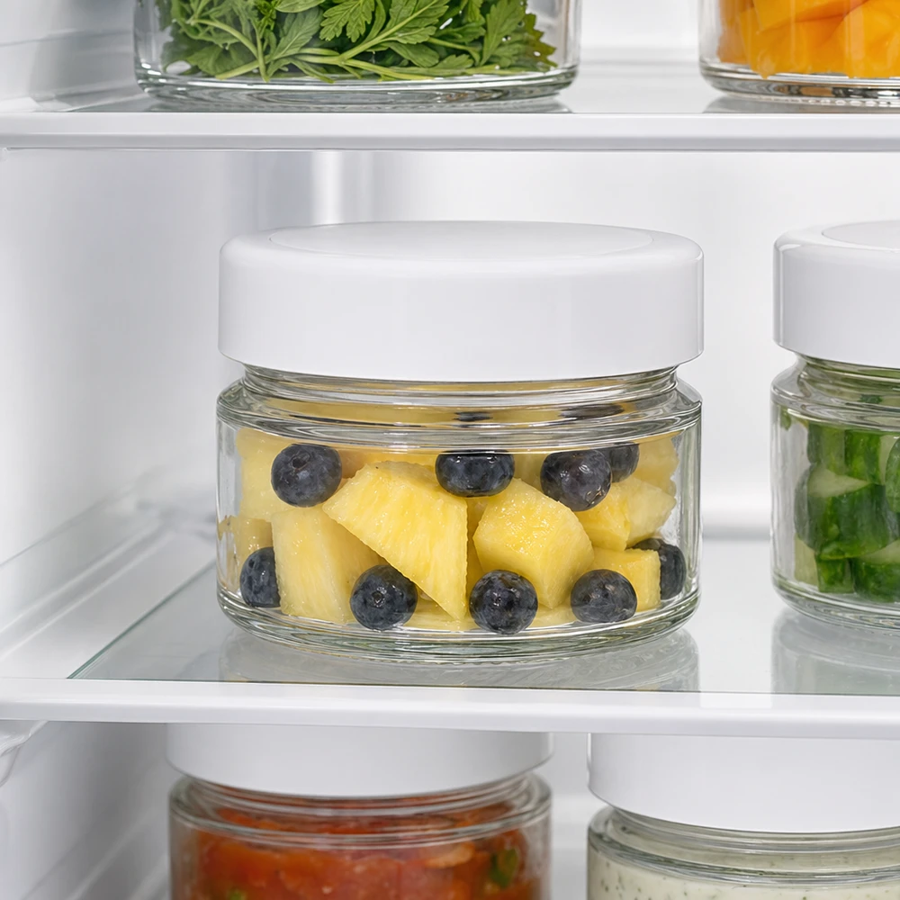 80ml Rundglas im Kühlschrank mit Ananas und Blaubeeren zeigt optimale Frischhalte-Eigenschaften des BasicSeal Deckels