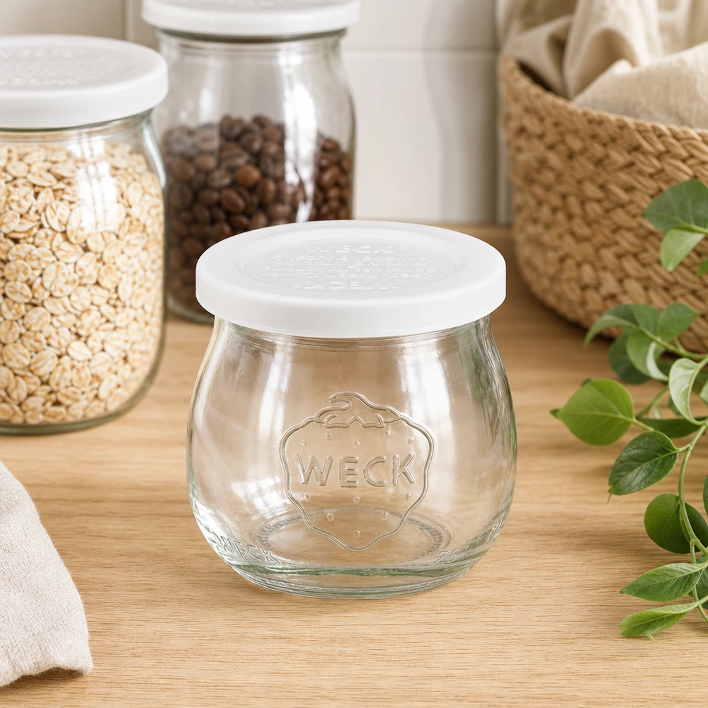 75ml Tulpenglas mit Frischedeckel WECK RR40 WECK Tulpenglas 75ml RR40 leer in Küche mit Vorratsgläsern Haferflocken Kaffeebohnen und Weidenkorb Dekoration
