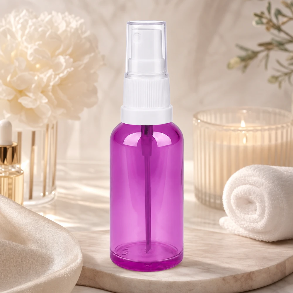Praktische 50ml Pumpflasche mit Sprühkopf in trendigem Purple Design für Wellness
