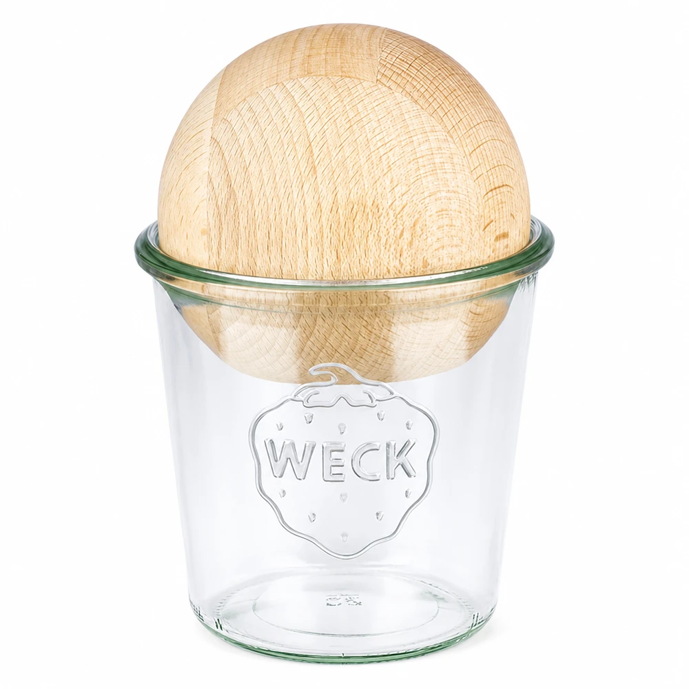580ml Sturzglas WECK RR100 mit Holzkugel Buche WECK Sturzglas 580ml RR100 mit Holzkugel aus Buche als Deckel auf weißem Hintergrund