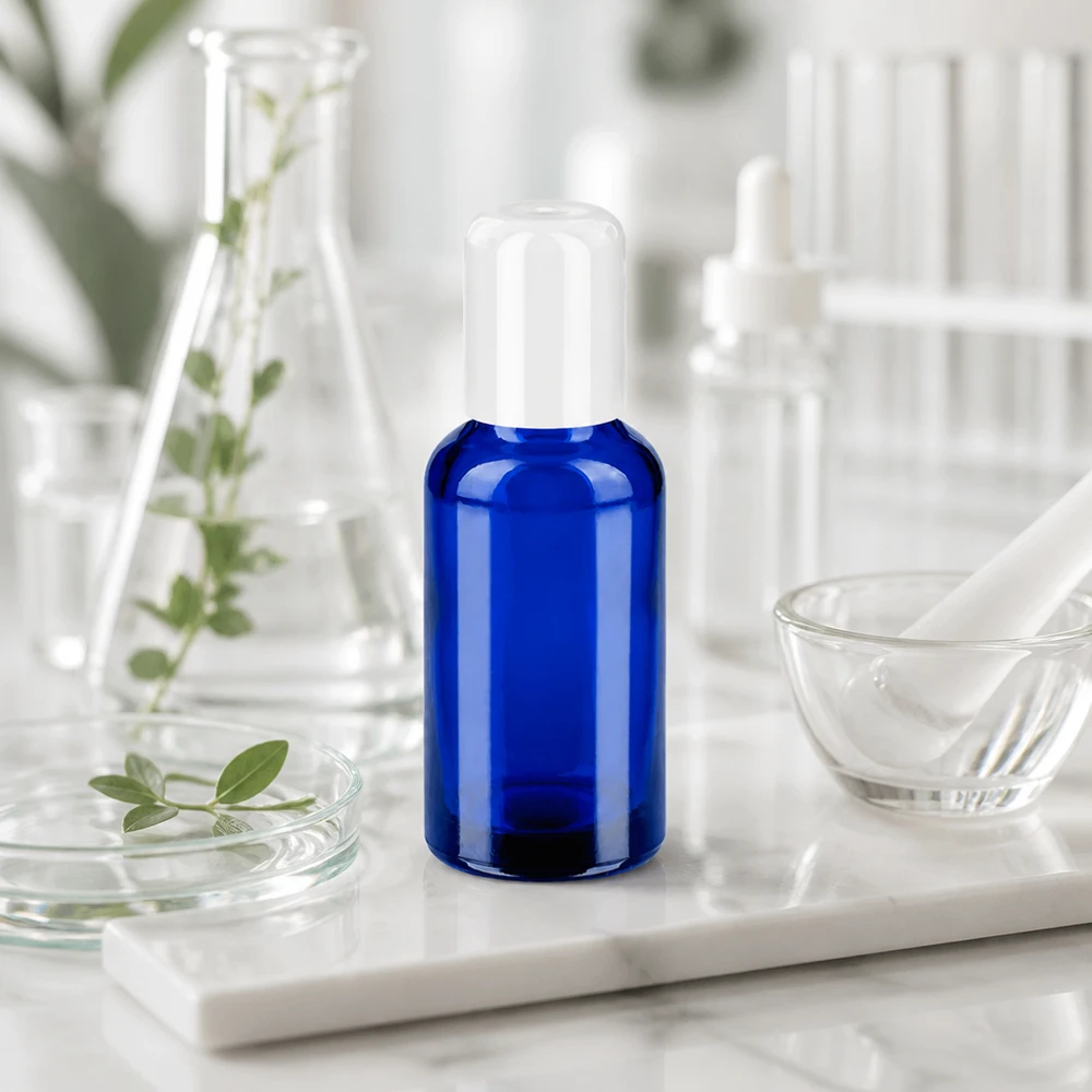 Praktische 30ml Glasflasche BlueLine Serie mit tropffreiem Roll-On Auftrag für unterwegs