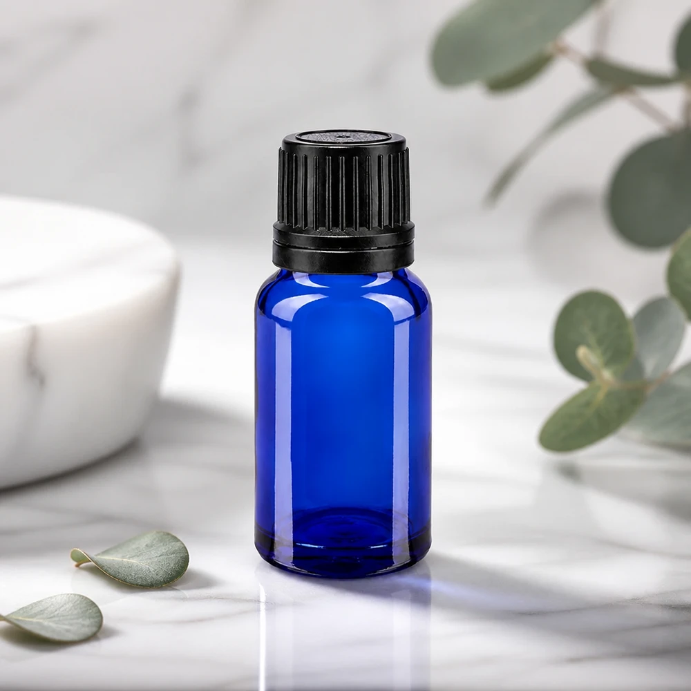 Schlanke blaue 10ml Glasflasche mit geripptem schwarzen Deckel und Eukalyptus Deko