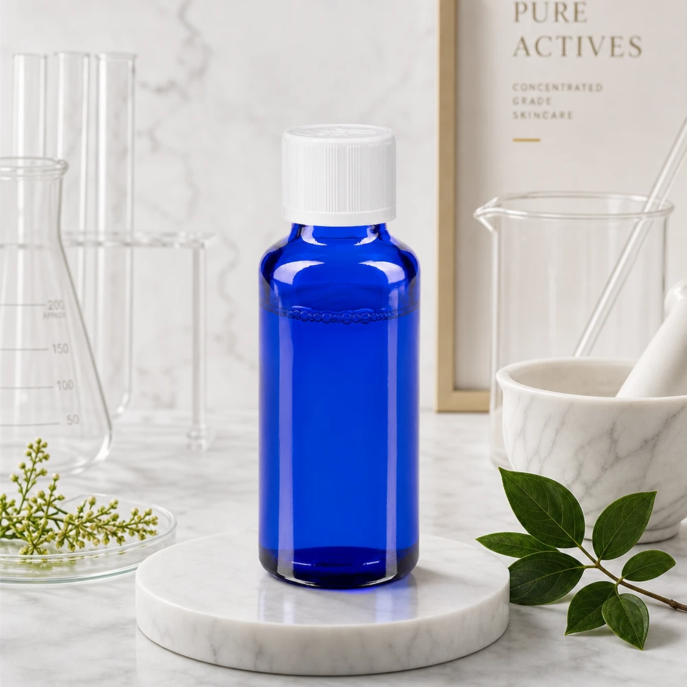 Zylindrische blaue Glasflasche 30ml mit geripptem Kindersicherheitsverschluss für Pure-Actives-Skincareanwendungen