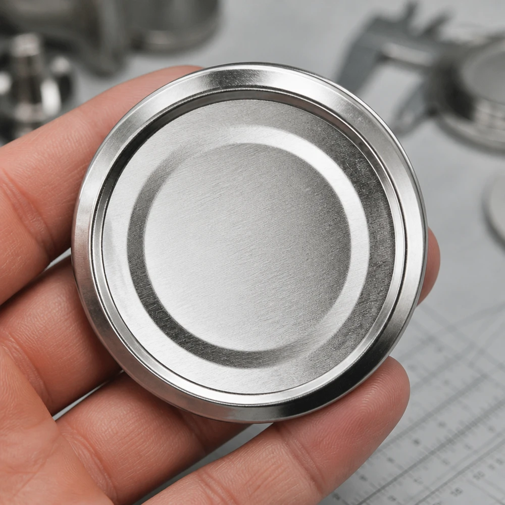 58mm BasicSeal Deckel silber (TO58deep) UNiTWIST Silberner 58mm Twist-Off Deckel UNiTWIST BasicSeal TO58deep Größenvergleich Hand Metallverschluss