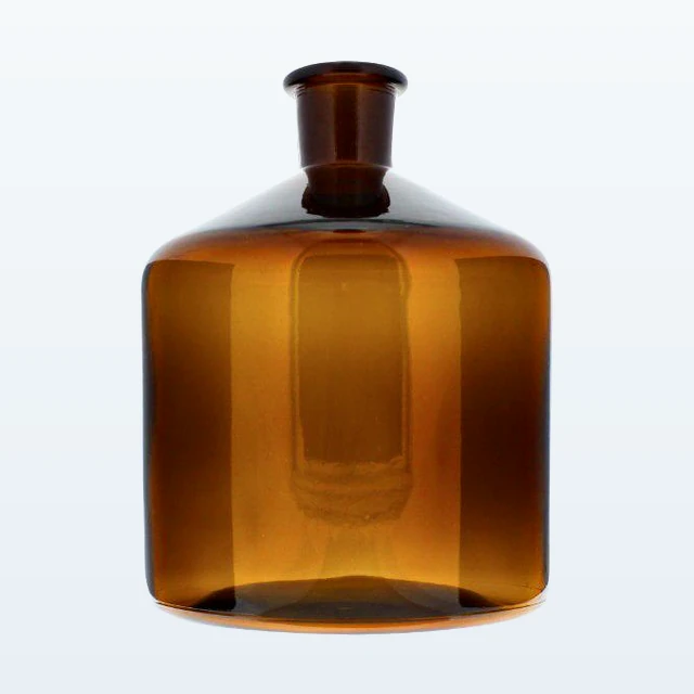 Bürettenflasche 2000ml aus Braunglas – auf hellgrau-blauer Bildfläche