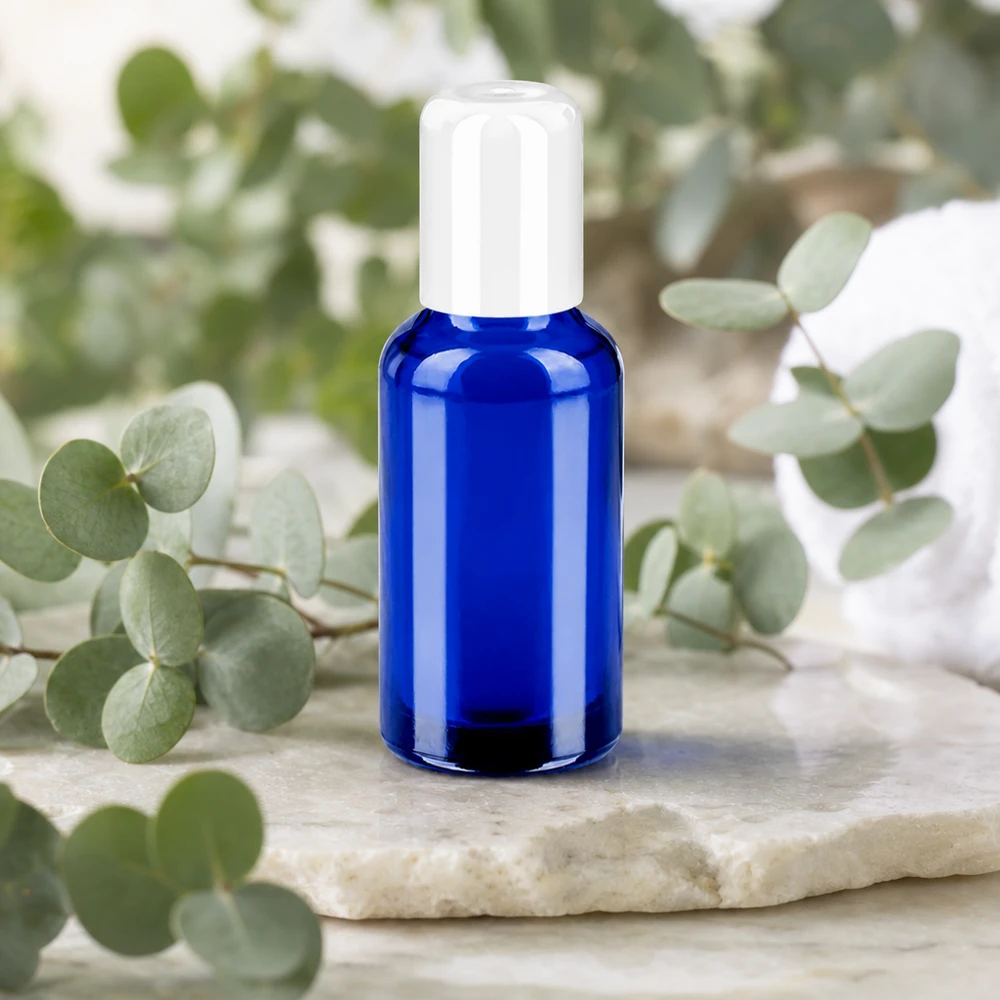 30ml Roll-On Flasche weiß Standardverschluss BlueLine UT18/30 Stilvolle blaue Glasflasche 30ml mit weißem Rollerverschluss für mobile Aromatherapie unterwegs