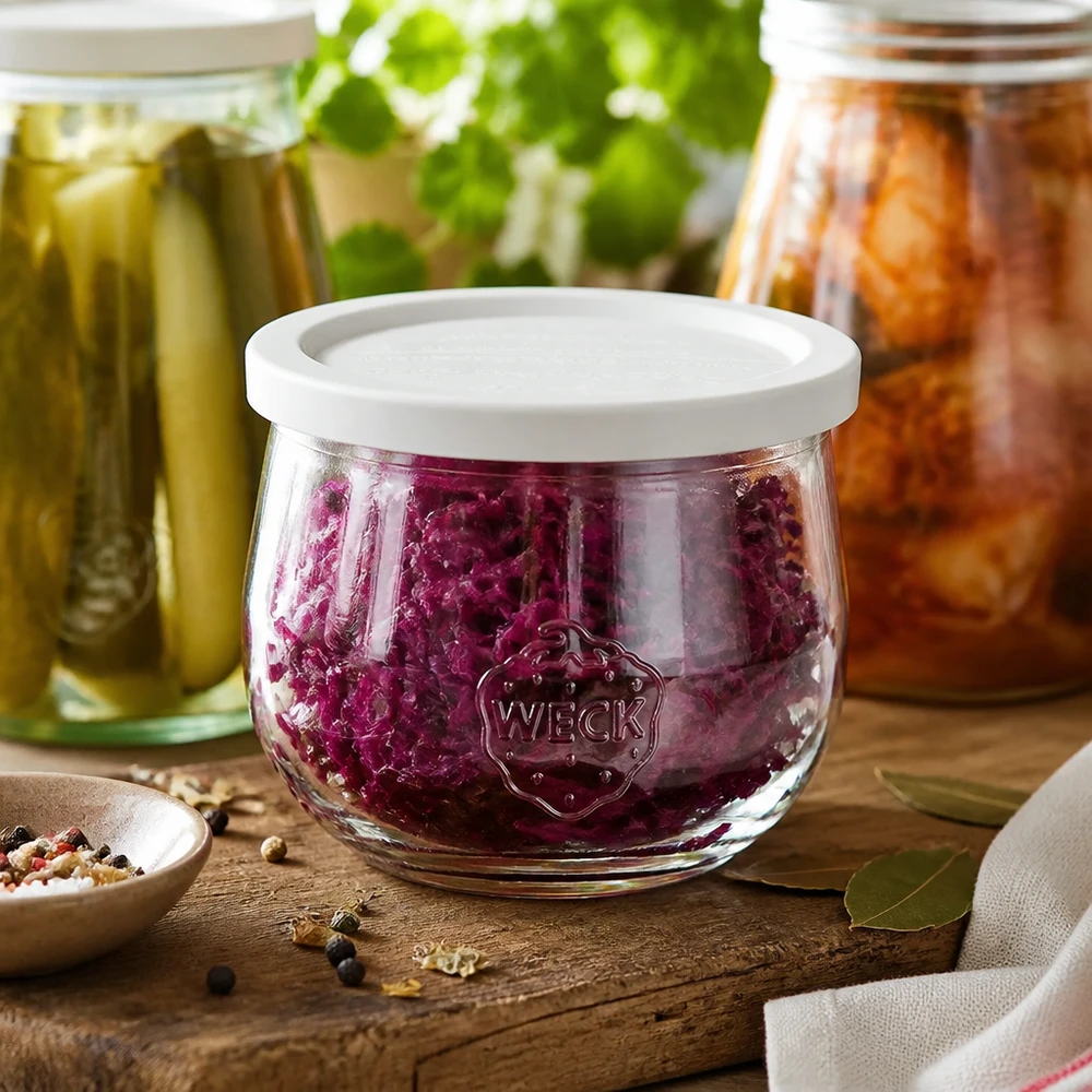 580ml Tulpenglas mit Frischedeckel WECK RR100 WECK Tulpenglas 580ml RR100 mit Rotkraut gefüllt zwischen eingelegten Gurken und Kimchi für Fermentierung und Konservier