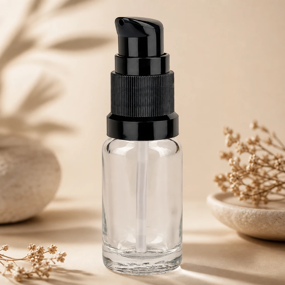 10ml ClearLine Pumpflasche mit geriffeltem schwarzen Pumpkopf auf hellem Naturhintergrund