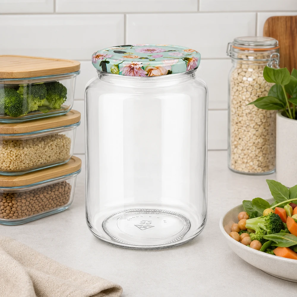 Leeres 795ml Rundglas mit dekorativem BasicSeal Blumen-Deckel mint auf Küchenarbeitsplatte zwischen Vorratsbehältern