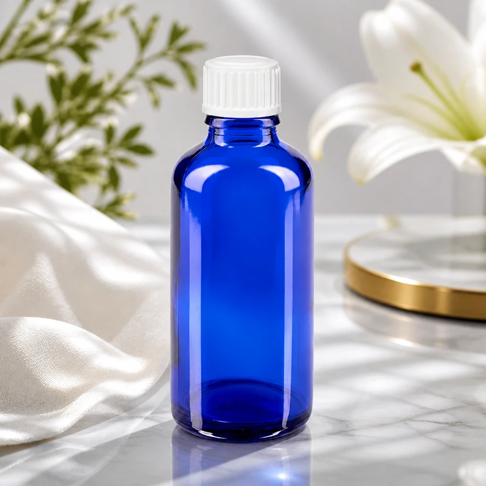Hochwertige blaue Glasflasche 50ml mit UV-Schutz und weißem Schraubdeckel in Studioaufnahme