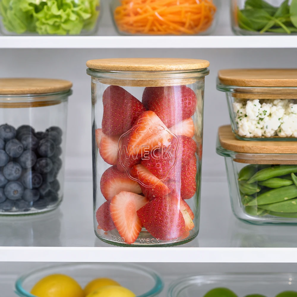 1000ml Sturzglas WECK RR100 mit Holzdeckel WECK Vorratsglas 1000ml mit Holzdeckel gefüllt mit Erdbeeren im Kühlschrank neben Blaubeeren und Gemüse