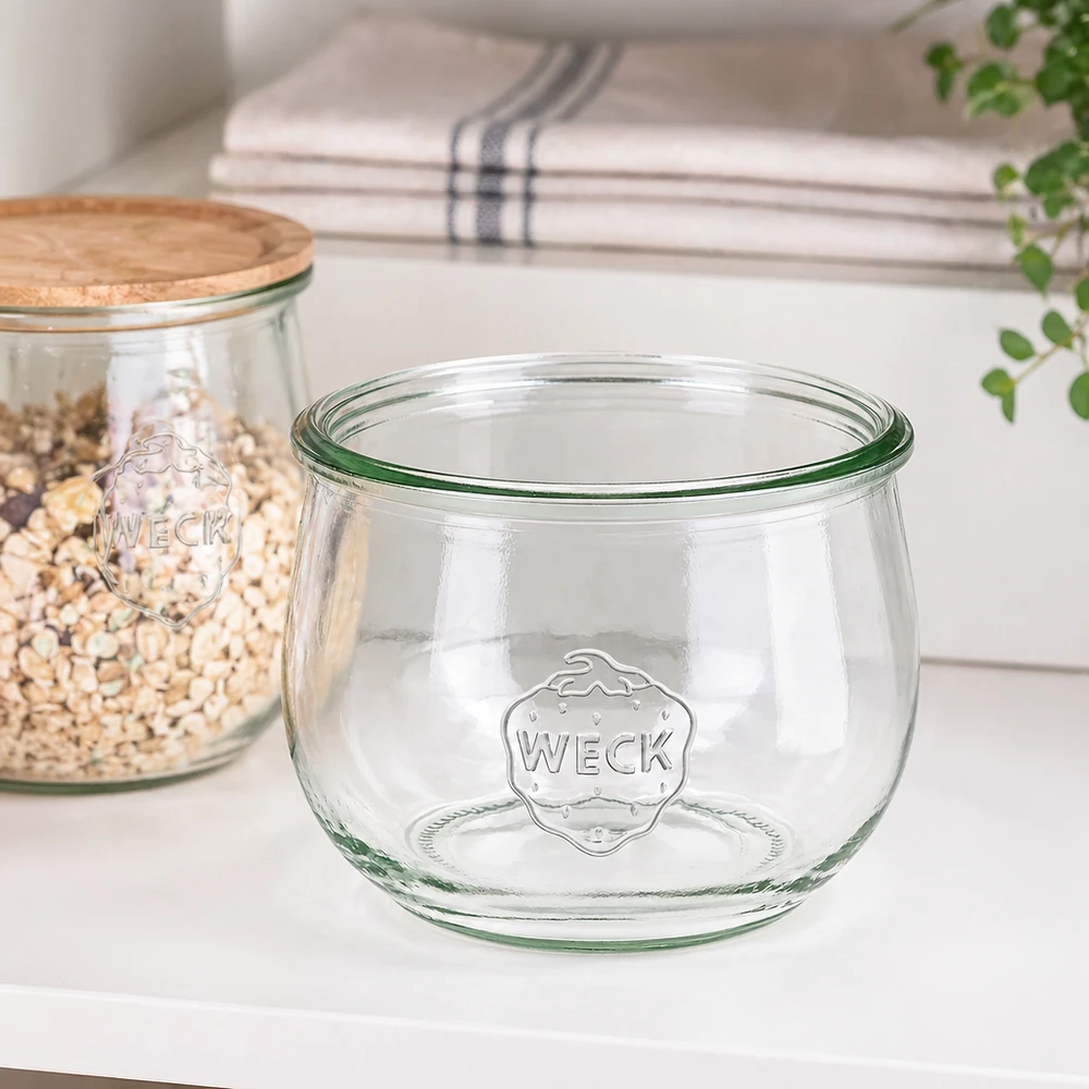 580ml Tulpenglas WECK RR100 580ml WECK Tulpenglas RR100 Einmachglas transparent mit Logo auf weißer Küchenarbeitsplatte neben Vorratsglas