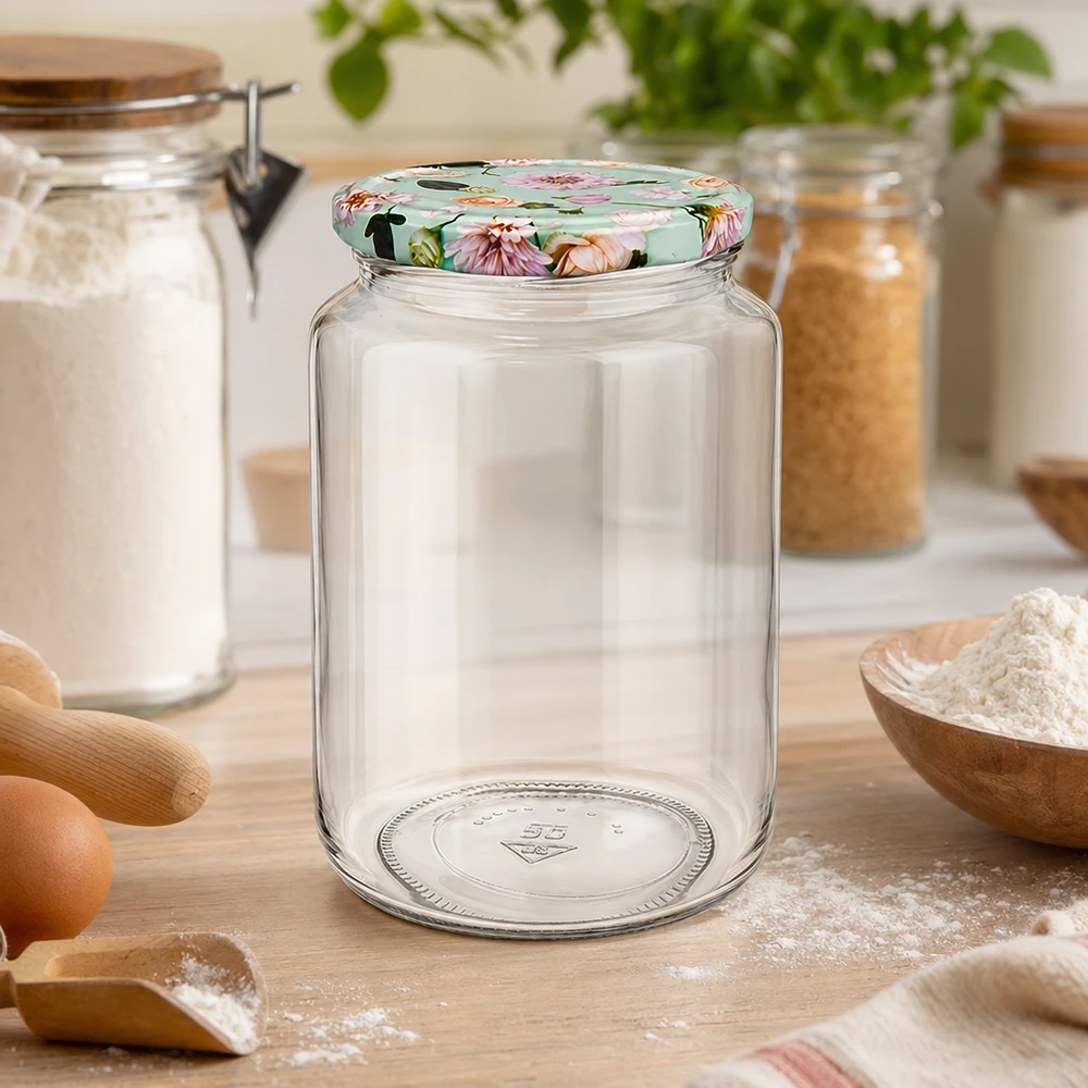 795ml Rundglas mit BasicSeal Blumen-Deckel mint in Backküche, Mehl und Backzutaten auf Holzarbeitsplatte