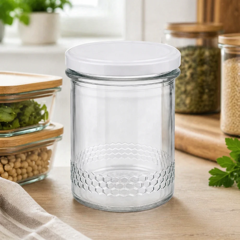 560g Honigglas + BasicSeal Deckel weiß UNiTWIST 400ml Honigglas leer in Küchenambiente mit anderen Vorratsgläsern dekorative Aufbewahrung Wabenmuster BasicSeal Deckel