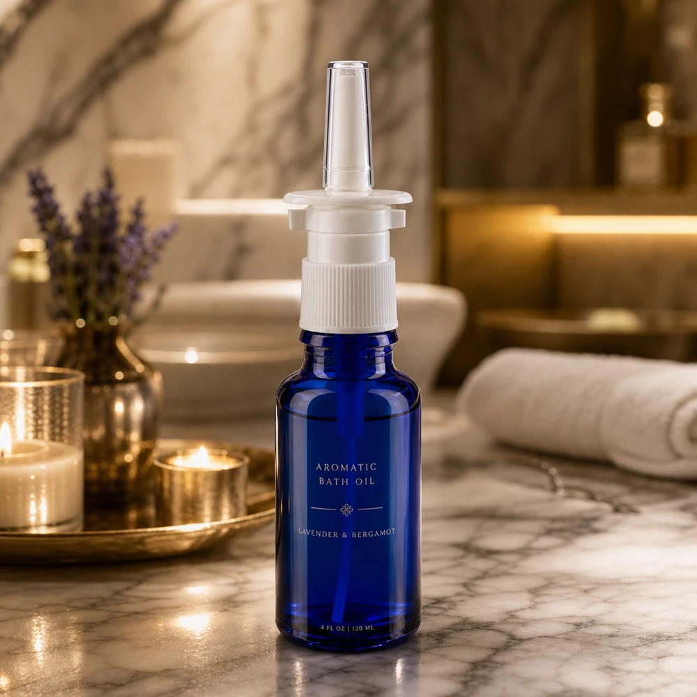 Pharmazeutische 20ml Blauglasflasche mit weißem Nasalspray-Pumpkopf auf Marmoroberfläche