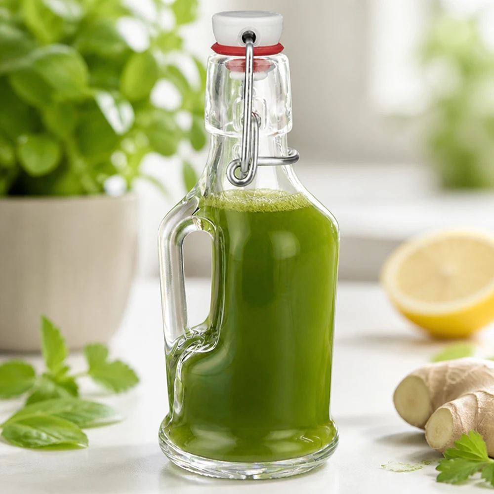200ml Glasflasche "Bertha" + Porzellan Bügelverschluss UNiTW Glasflasche Bertha 200ml mit grünem Smoothie gefüllt neben Ingwer und Zitrone Küchenszene UNiTW Bügelverschluss