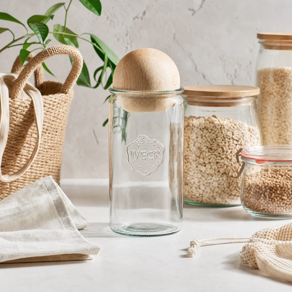 1590ml Zylinderglas WECK RR100 mit Holzkugel Buche WECK Glas 1590ml RR100 mit Holzkugelverschluss in Zero-Waste-Küche mit nachhaltigen Aufbewahrungslösungen