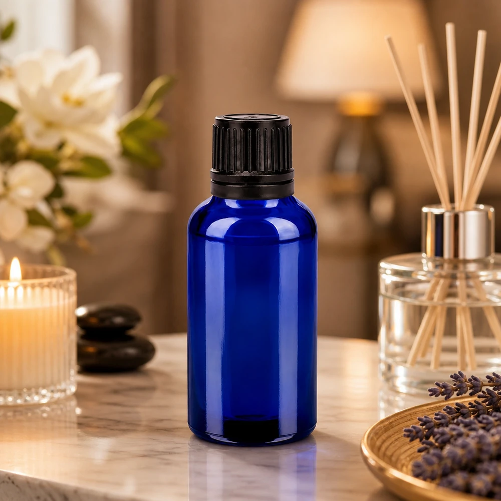 Handliche 30ml Glasflasche mit matter Oberfläche und ergonomischem schwarzen Verschluss