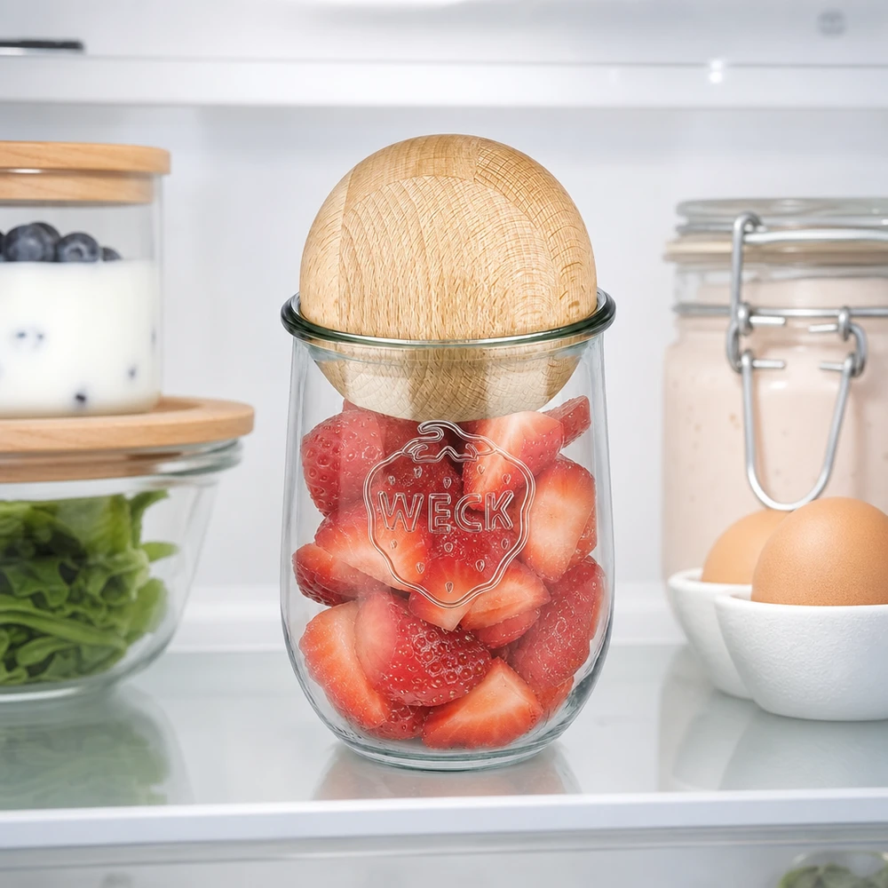 WECK Tulpenglas 1062ml RR100 mit Buchenkugel im Kühlschrank gefüllt mit frischen Erdbeeren zeigt optimale Frischhaltung