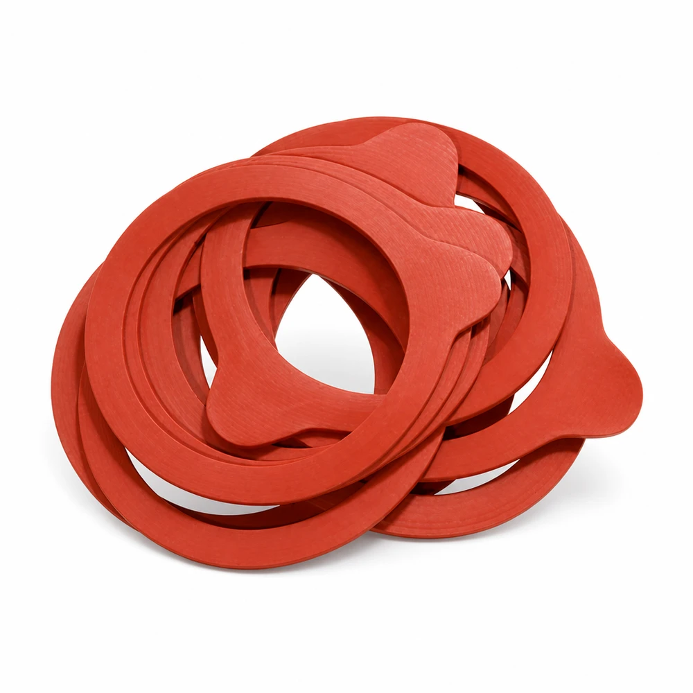 Einkochring Naturgummi RR100 Stapel roter Naturgummi-Einkochringe RR100 vor weißem Hintergrund zeigt hochwertige Qualität und Flexibilität