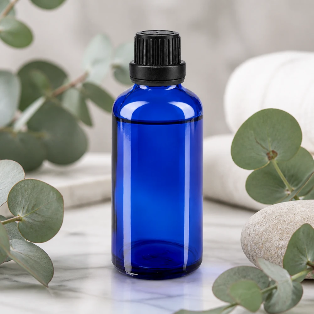Apothekenflasche blau 50ml Tropfverschluss Giessring 2mm schwarz Originalitätsverschluss Blaue 50ml Flasche mit schwarzem Schraubverschluss und Tropfeinsatz für Aromatherapie und Naturkosmetik