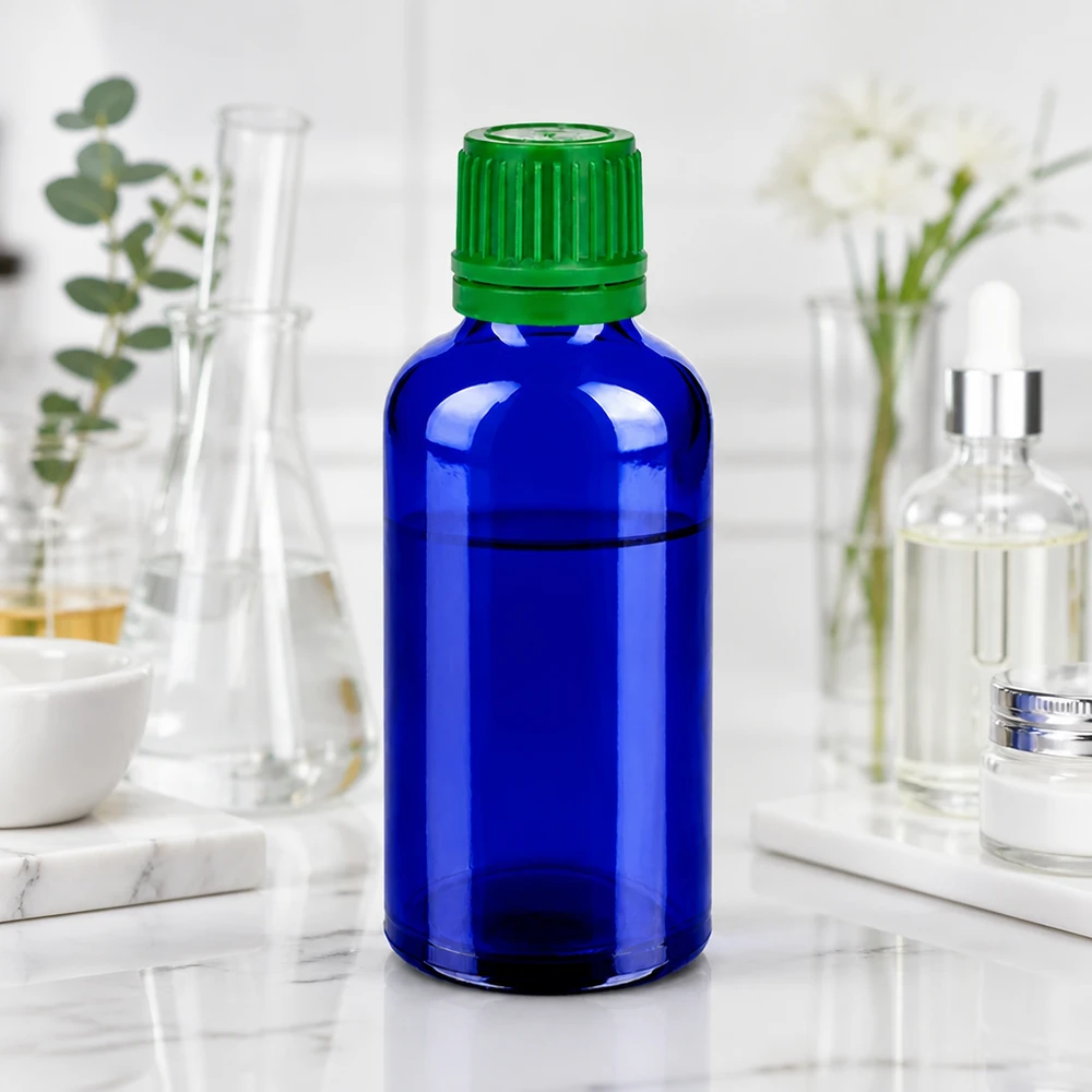 Wiederverwendbare 50ml Glasflasche in intensivem Blau für nachhaltige Kosmetikaufbewahrung