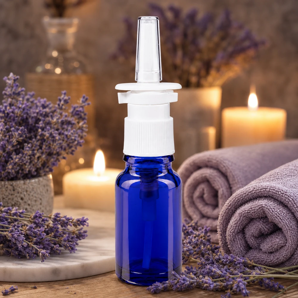 Apothekenflasche blau 10ml Nasenzerstäuber weiß Standard 10ml blaue Glasflasche mit Nasensprayaufsatz neben Lavendel Kerzen und Handtüchern