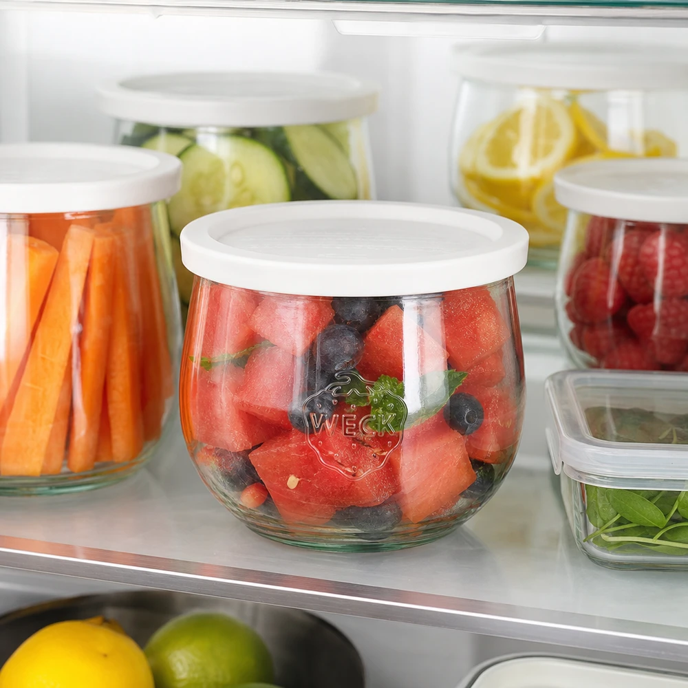 580ml Tulpenglas mit Frischedeckel WECK RR100 WECK Tulpenglas 580ml RR100 im Kühlschrank mit Obstsalat aus Wassermelone und Beeren als frische Meal Prep Lösung