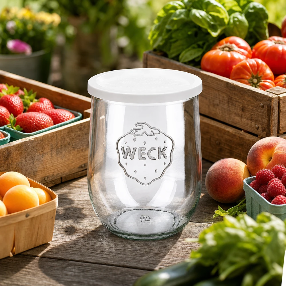 1062ml Tulpenglas mit Frischedeckel WECK RR100 WECK Tulpenglas 1062ml mit Frischedeckel zwischen frischem Obst und Gemüse auf Holztisch im Freien dekoriert