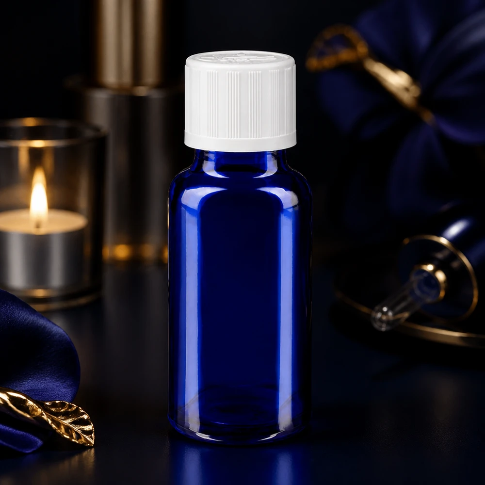 Apothekenflasche blau 20ml Schraubverschluss weiß Kindersicherung Standard Apothekerglasflasche 20ml blau mit weißem Verschluss neben Kerze und Seidenstoff