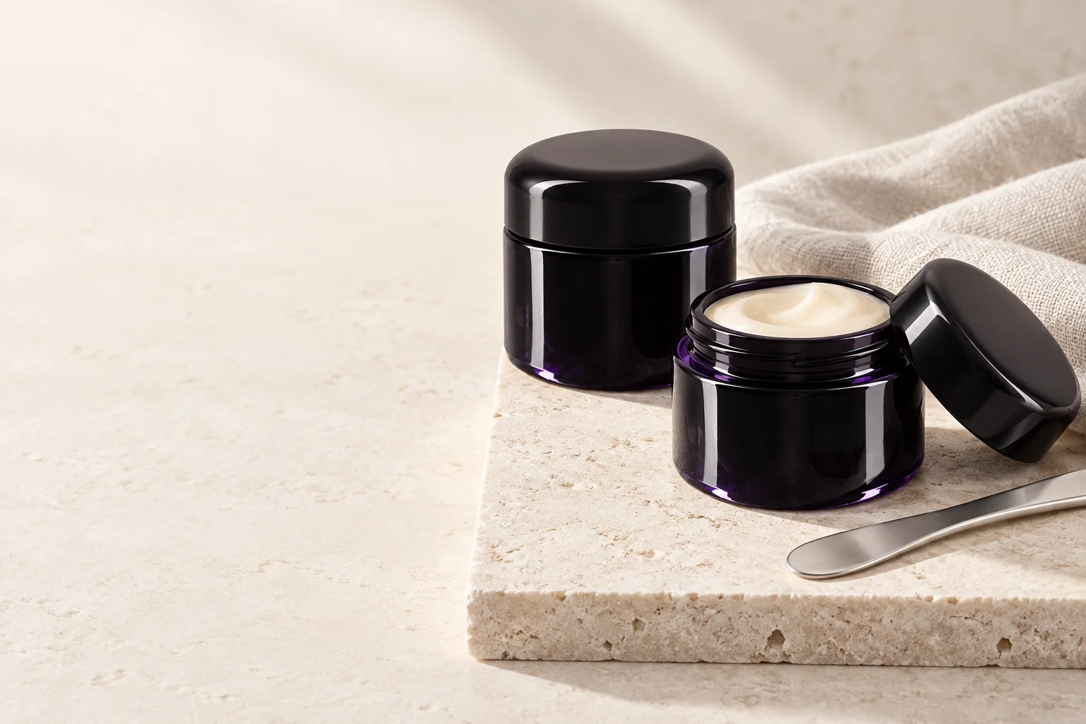 Violette Glastiegel in heller Anwendungsszene – KI-Illustration mit Produktreferenzen