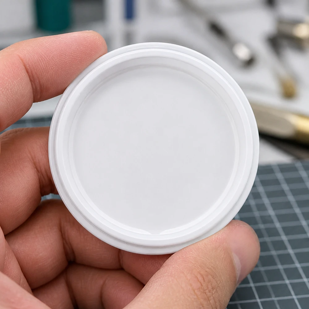 63mm BioSeal Deckel weiß (TO63) UNiTWIST UNiTWIST Schraubdeckel weiss TO63 BioSeal BPA-frei unitemp Draufsicht Werkstatt Hintergrund