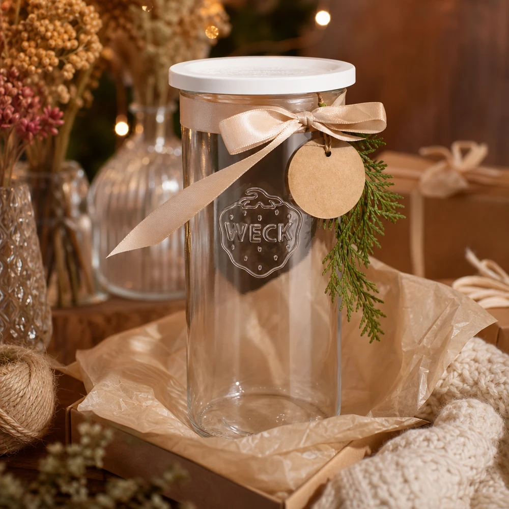 1500ml Sturzglas mit Frischedeckel WECK RR100 WECK Sturzglas 1500ml RR100 weihnachtlich dekoriert mit Schleife Anhänger und Tannenzweig als Geschenkidee
