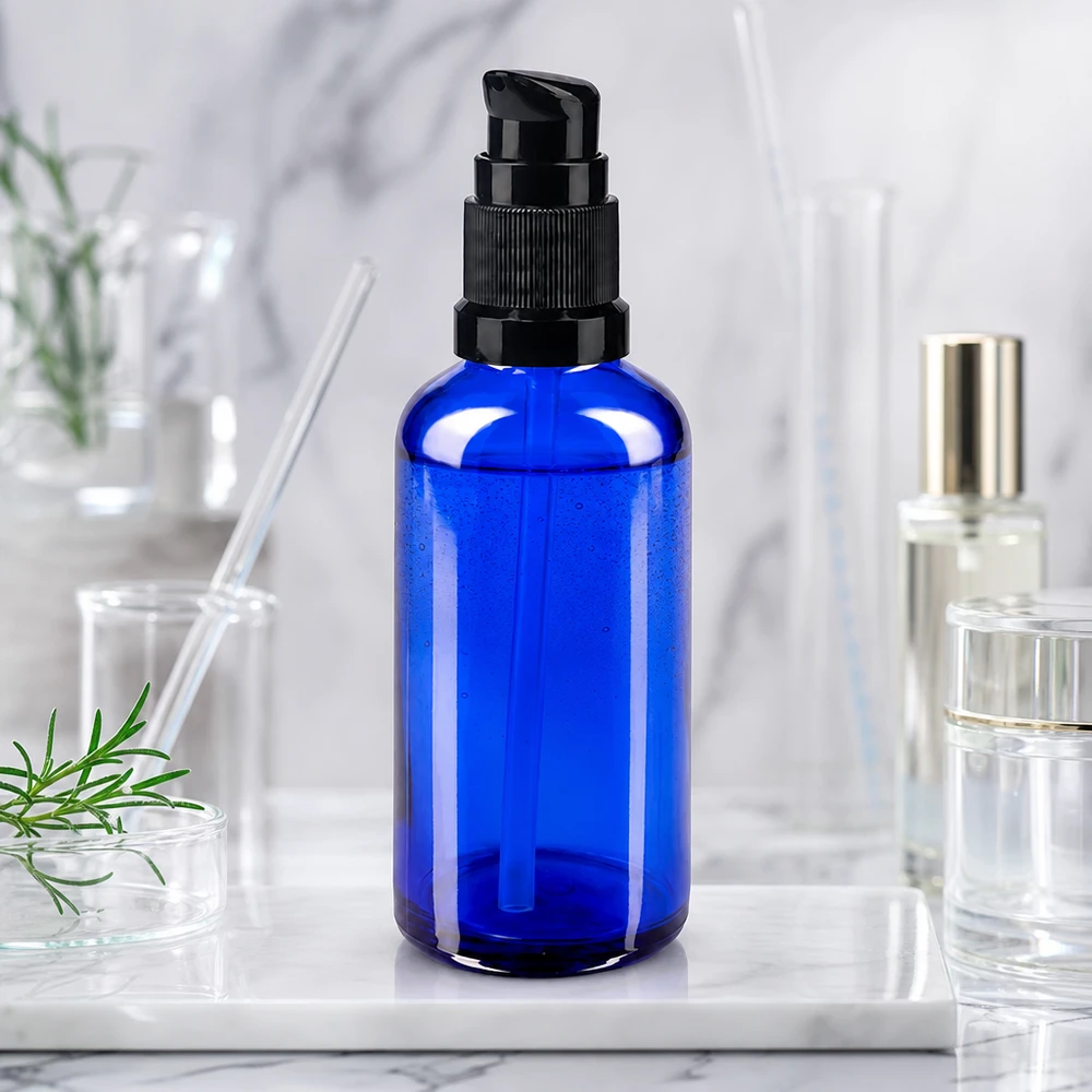 Blau getöntes 50ml Serumfläschchen mit präzisem Dosierpumpkopf in Schwarz