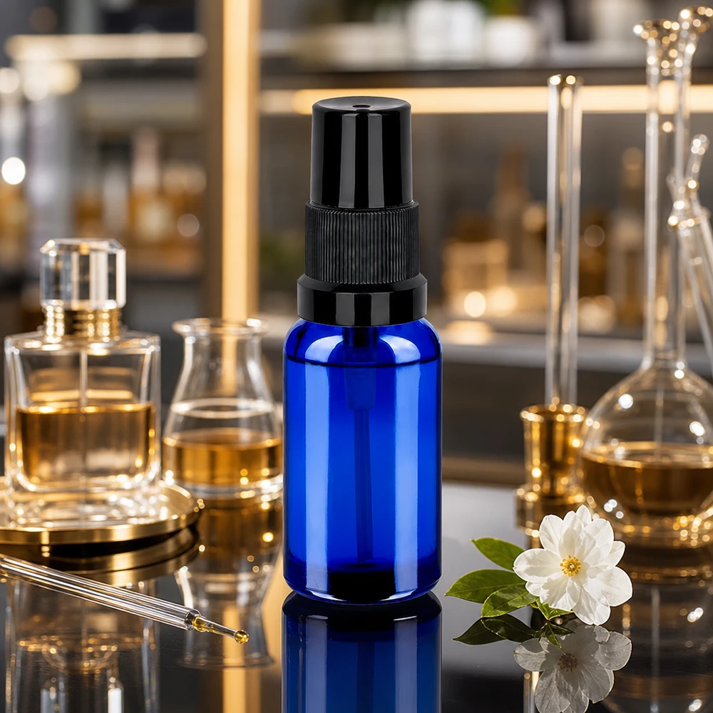20ml Sprayflasche schwarz Standardverschluss BlueLine UT18/20 Langlebige 20ml Sprayflasche BlueLine UT18/20 aus blauem Glas mit auslaufsicherem Sprühverschluss