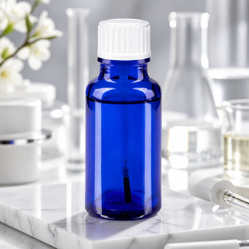 Kompakte 20ml Flasche aus blauem Apothekerglas mit gerilltem weißen Verschluss