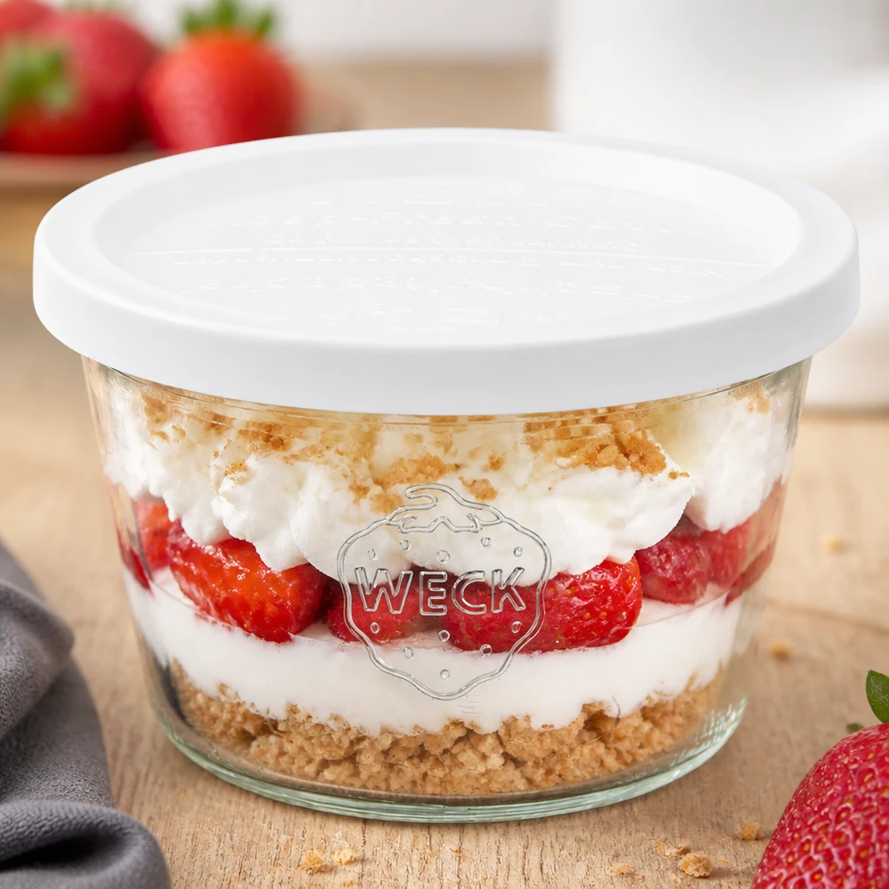 370ml Sturzglas mit Frischedeckel WECK RR100 WECK Sturzglas 370ml RR100 mit Erdbeer-Sahne-Dessert und graham cracker Boden als Schichtdessert mit weißem Deckel