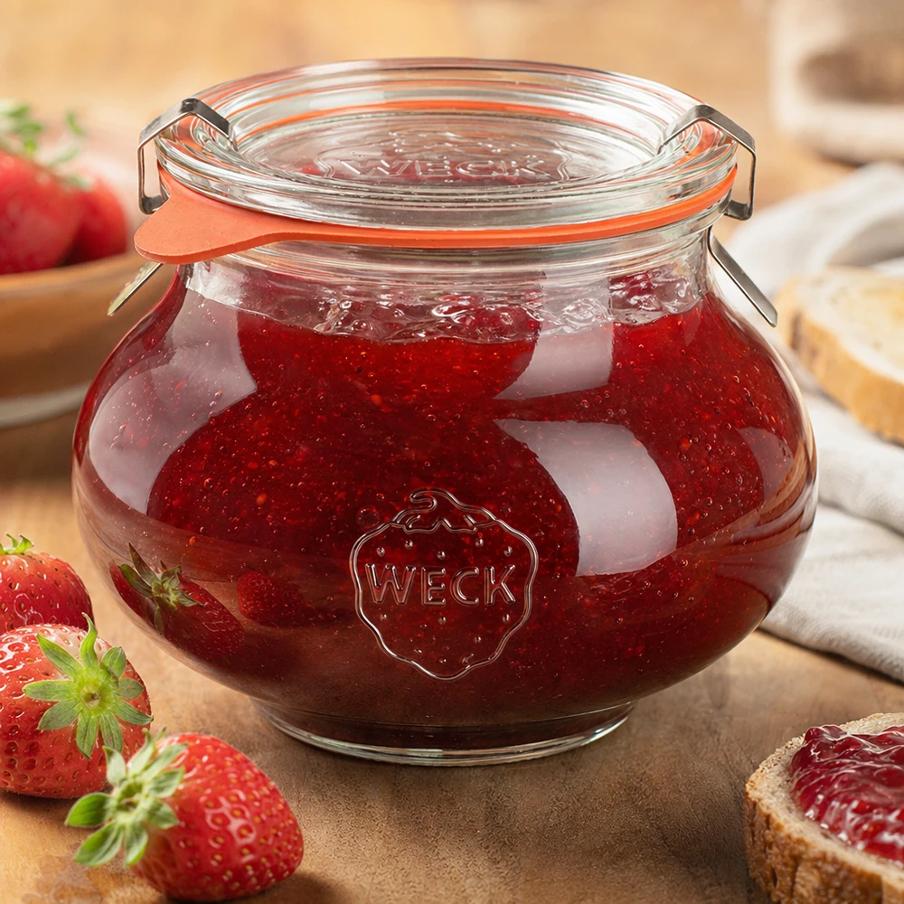 560ml Schmuckglas komplett WECK RR80 WECK Schmuckglas 560ml mit selbstgemachter Erdbeermarmelade gefüllt, Bügelverschluss geschlossen, umgeben von frischen E