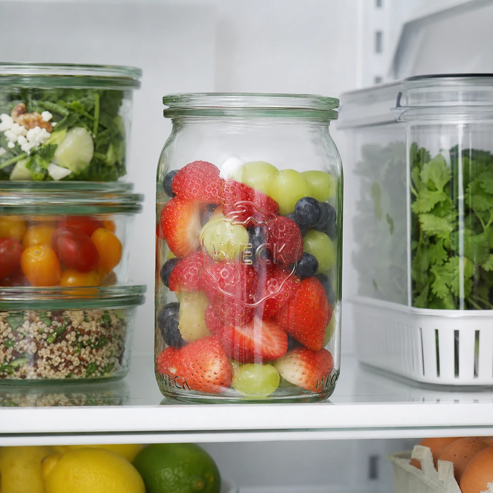 145ml Zylinderglas mit Glasdeckel WECK RR40 WECK 145ml Zylinderglas RR40 mit frischen Beeren im Kühlschrank neben Salat und Kräutern als praktische Aufbewahrung