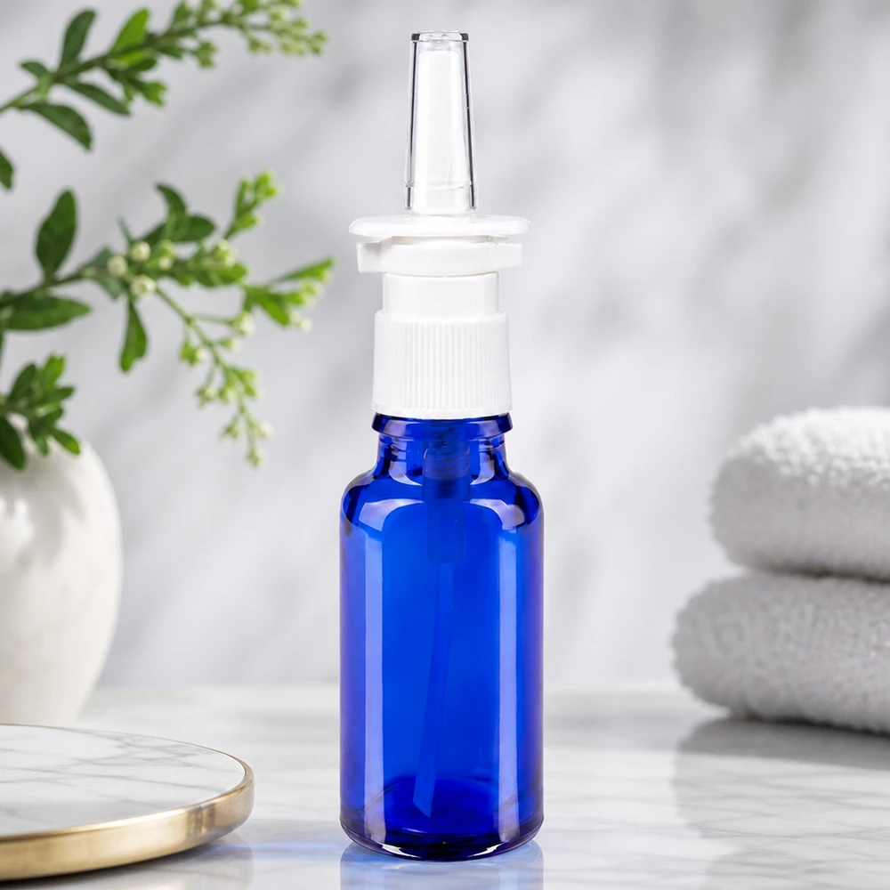Apothekenflasche blau 20ml Nasenzerstäuber weiß Standard Pharmazeutische 20ml Nasensprayflasche blau mit kindersicherem weißen Pumpverschluss aus Glas