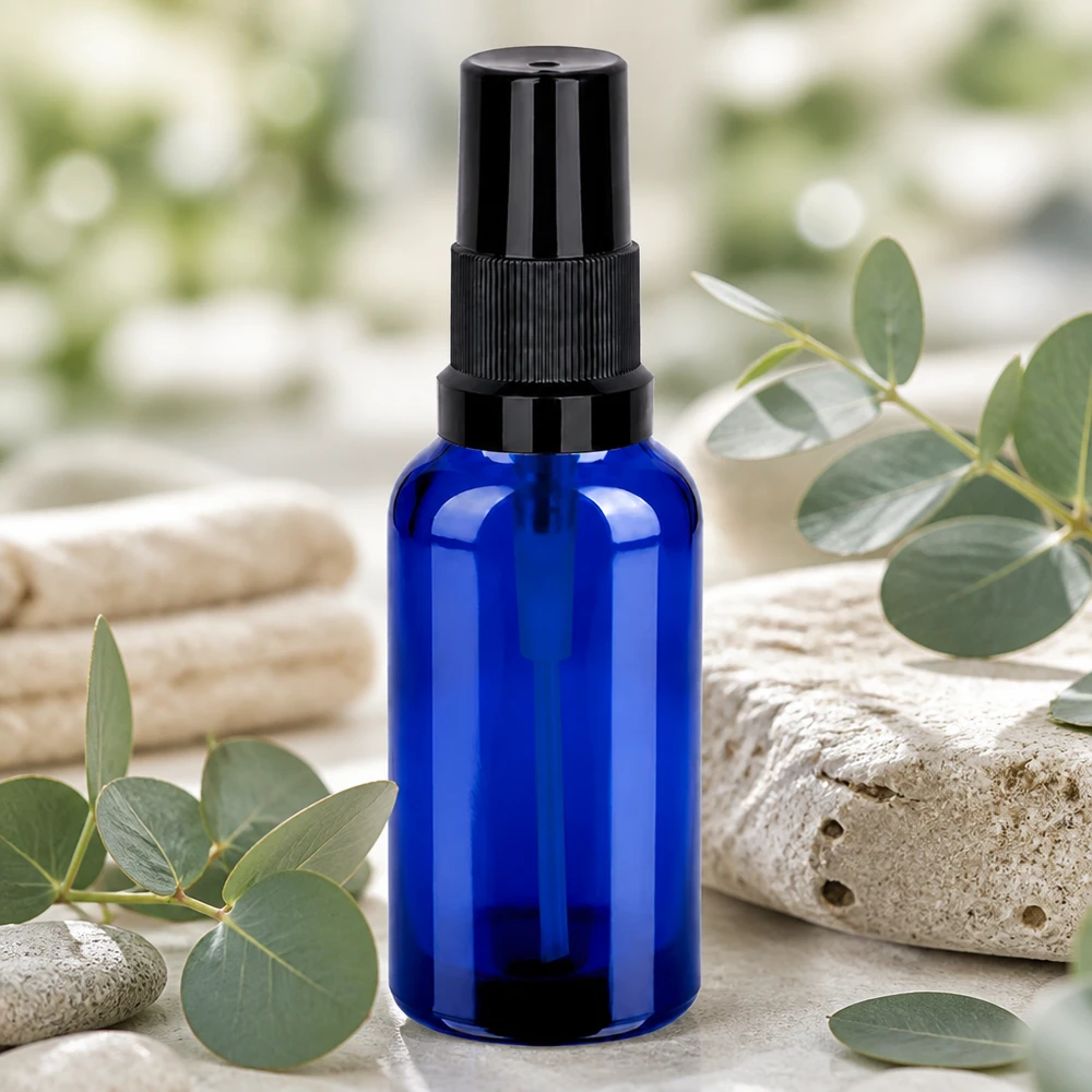 30ml Sprayflasche schwarz Standardverschluss BlueLine UT18/30 Stilvolle 30ml Kobaltglas-Sprayflasche mit schwarzem Sprühsystem für edle Pflegeprodukte