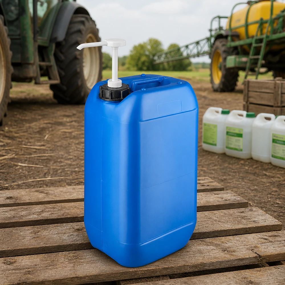 Kanister 15 Liter blau mit Dosierpumpe 15L Kanister mit Dosierpumpe im Außeneinsatz neben weißen Chemikalienkanistern auf Feld