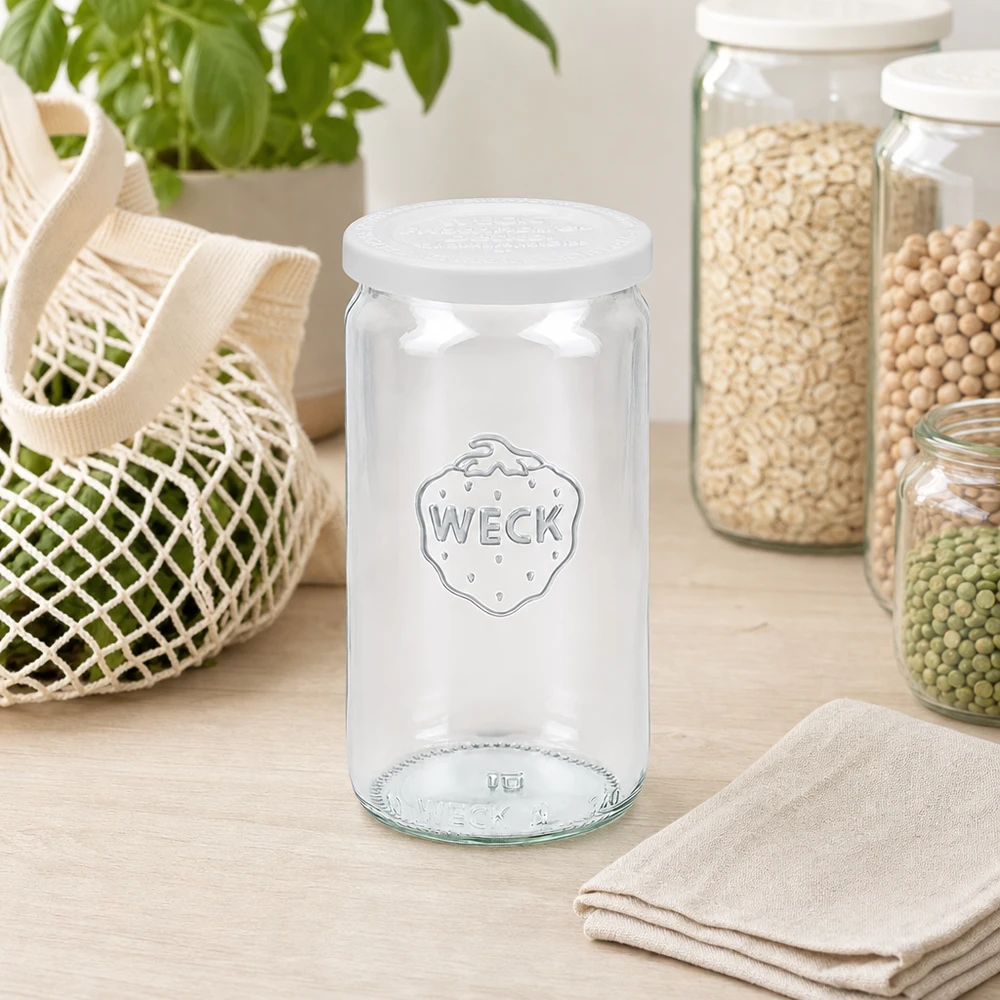 WECK Zylinderglas 340ml leer mit RR60 Frischedeckel in skandinavischer Küche zwischen Vorratsgläsern und Netzbeutel