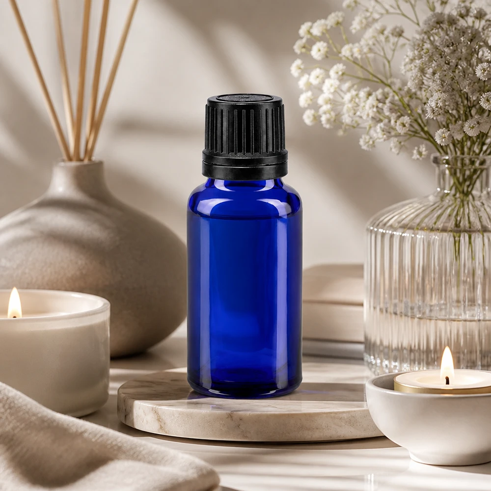 Blaue Apothekerglasflasche 20ml mit Originalitätsring zwischen Räucherstäbchen und Blüten