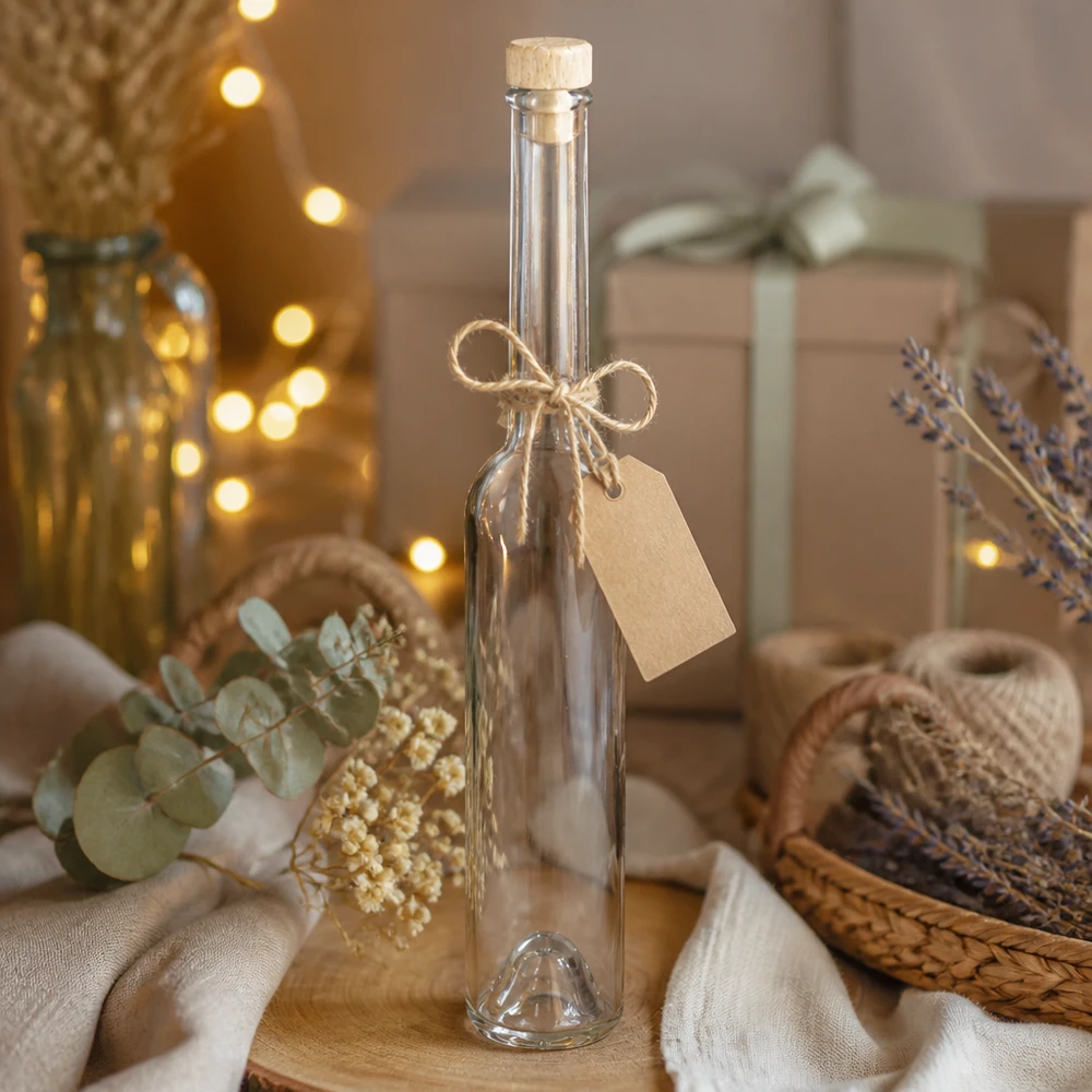 100ml Glasflasche "Hugo" mit Holzgriff-Korken UNiTWIST Glasflasche Hugo 100ml mit Korken und Geschenkanhänger in natürlicher Deko-Szene mit Lavendel und Lichterkette