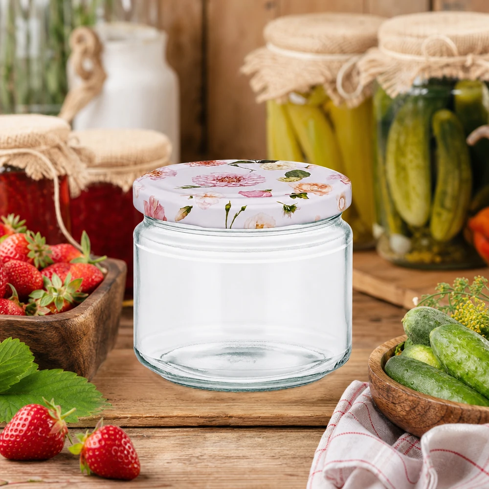 330ml Rundglas BasicSeal rosa Blumendeckel leer zwischen frischen Erdbeeren Gurken Einmachgläsern Küchenszene